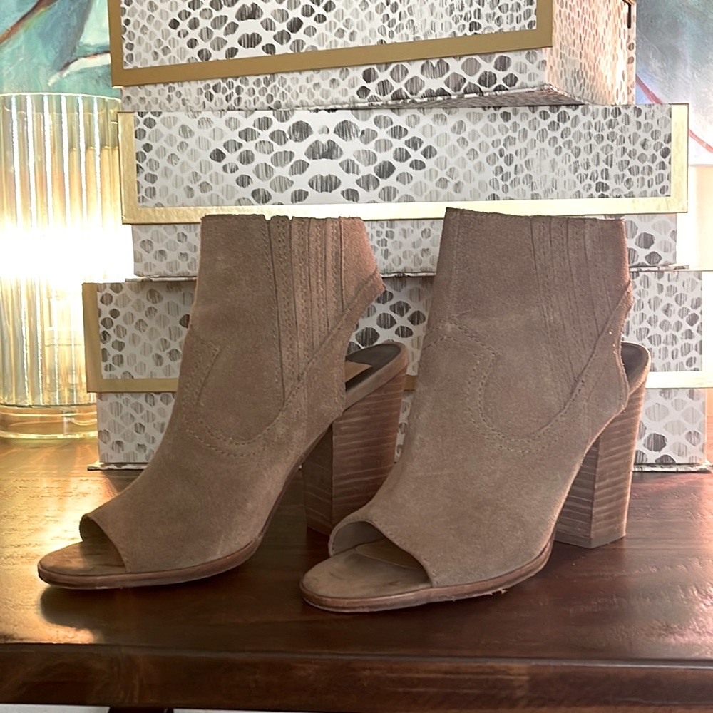 SOLD!! Dolce Vita Slip on Neutral Tan Suede Bootie Size 6 Like New!